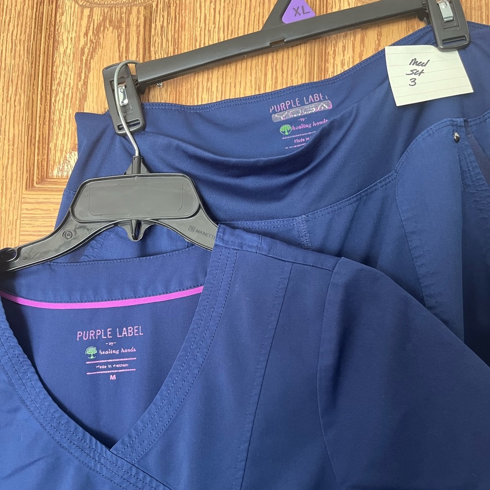 Healing Hands Purple Label Scrub Set.
Navy. Size Medium.